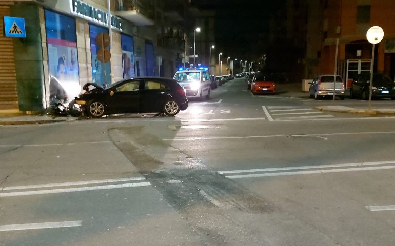 Cagliari, terribile incidente in via Cadello: auto contro una farmacia, 30enne grave all’ospedale