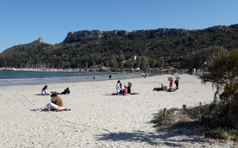 Marina Piccola, teli in spiaggia e cagliaritani sotto il sole di Pasquetta