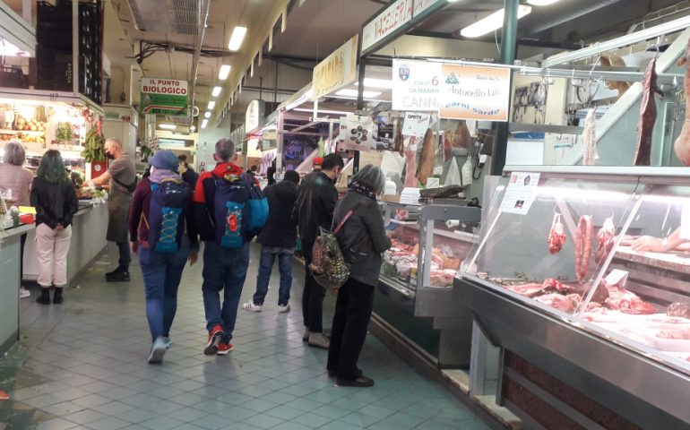 Ultimi acquisti del sabato, cagliaritani al Mercato di San Benedetto in vista del pranzo di Pasqua