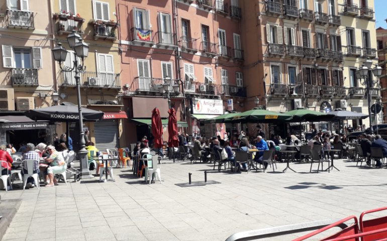 Tavolini all’aperto e via vai in centro: la Pasquetta cagliaritana baciata dal sole