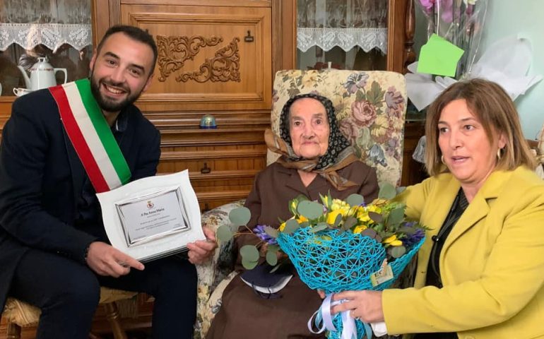 Sardegna, “tzia” Anna Maria Pes di Burcei festeggia 100 anni. Il sindaco le dedica alcuni versi in rima