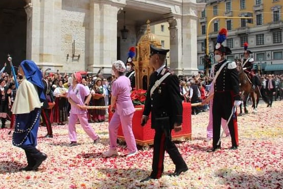 La foto. Le reliquie di S.Efisio scortate dalle infermiere che combattono il Covid