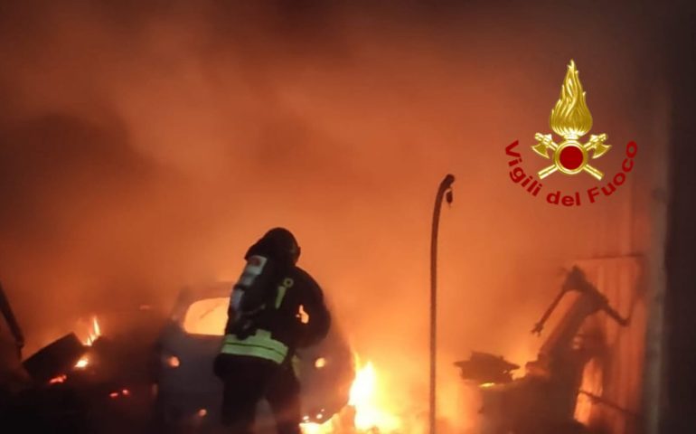 Incendio a Sestu nella notte, distrutte una betoniera e un’auto