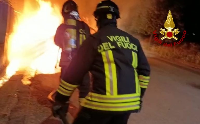 Cagliari, incendio doloso distrugge una pizzeria a Barracca Manna