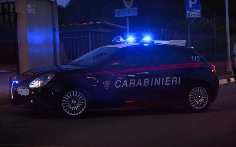 Ubriaco alla guida causa un incidente nella notte: 60enne nei guai