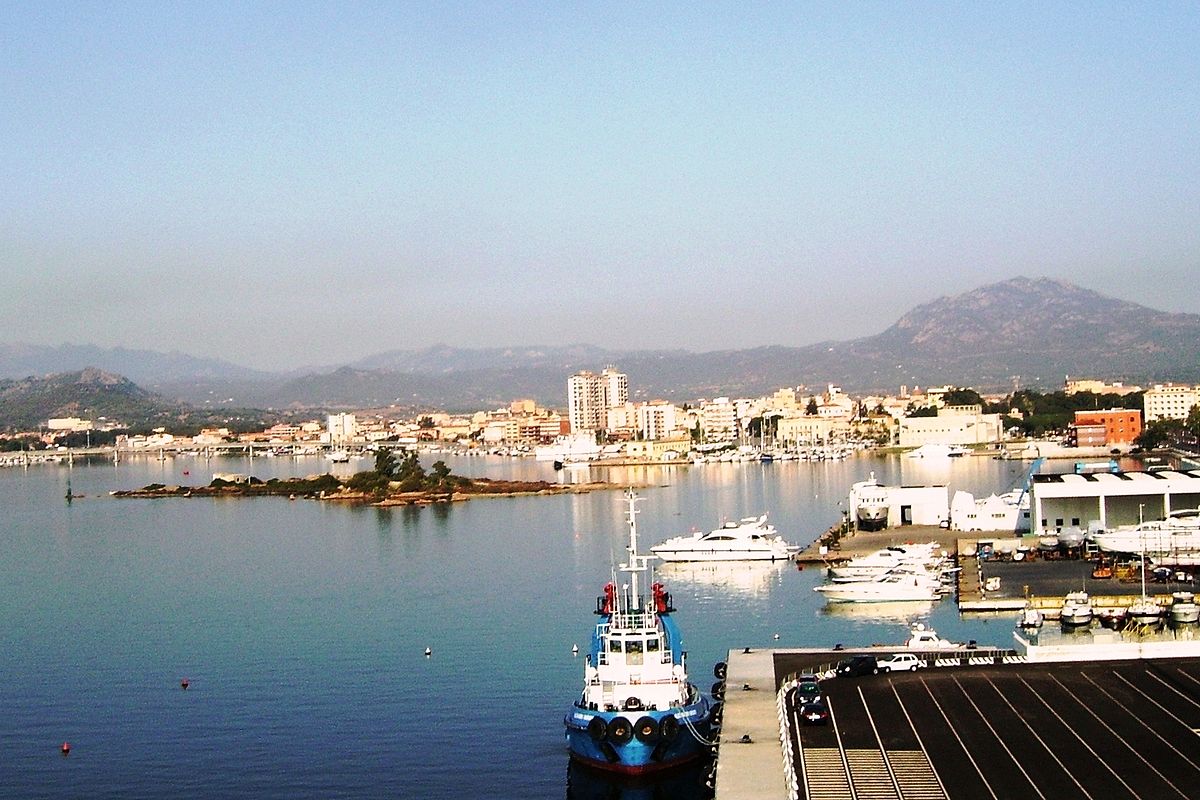 Il "Palazzaccio" svetta dal porto Isola Bianca