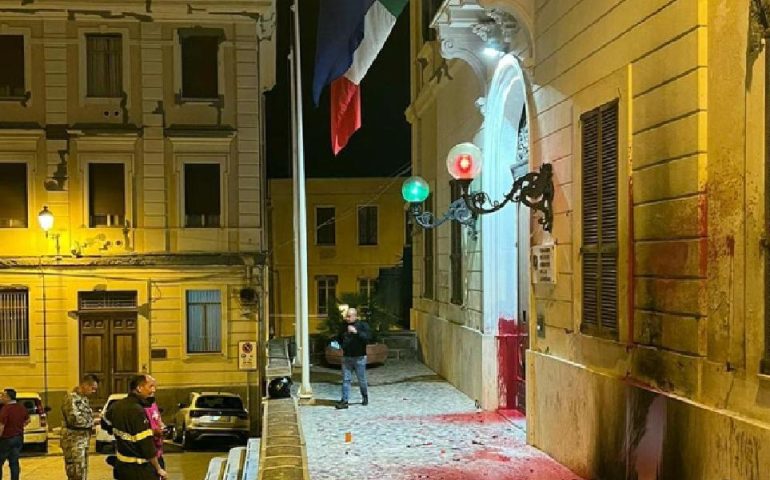 Attentato a Cagliari, lanciata una molotov contro l’ingresso del Comando Esercito Sardegna