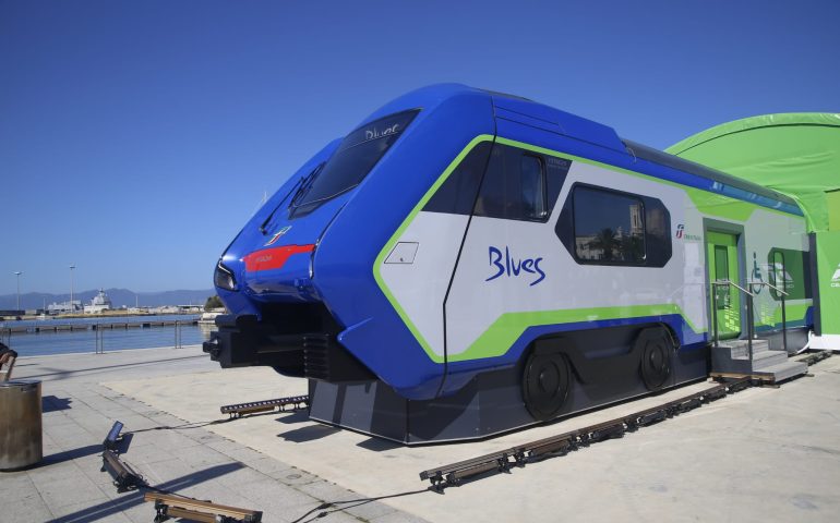 Cagliari, Trenitalia presenta il treno ibrido “Blues”: in Sardegna entro il 2022