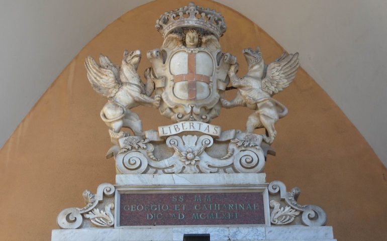 Lo sapevate? Lo stemma e parte degli arredi della chiesa dei Santi Giorgio e Caterina si trovavano in una chiesa omonima più antica
