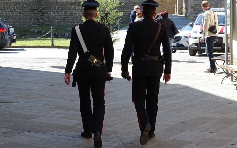 Gli deve dei soldi e allora lo aggredisce con una fiocina per strada: paura a Guasila