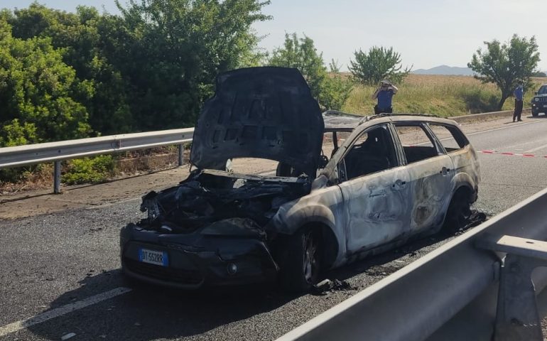 Assalto al portavalori a Siliqua, i banditi hanno sparato una decina di colpi e bruciato le auto