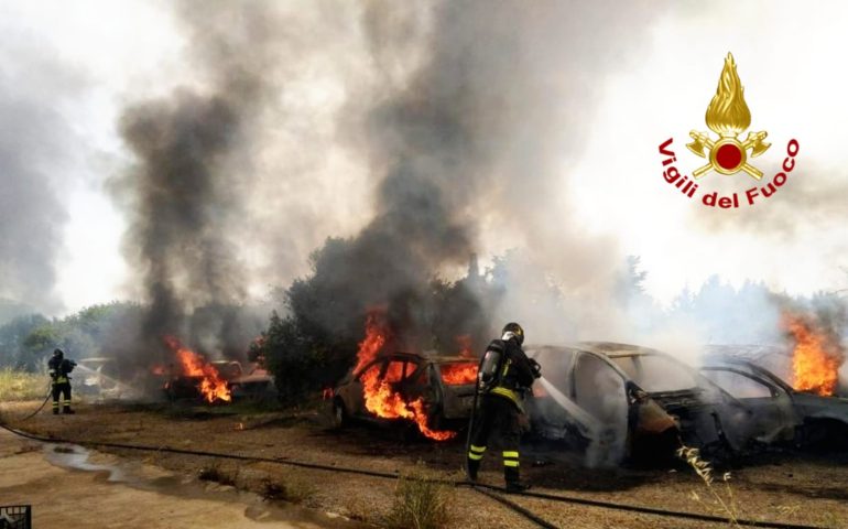 Sestu, vasto incendio in un terreno: in fiamme nove auto, baracche e sterpaglie