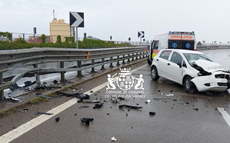 Cagliari, auto impatta violentemente con il guard rail: 40enne in condizioni disperate all’ospedale