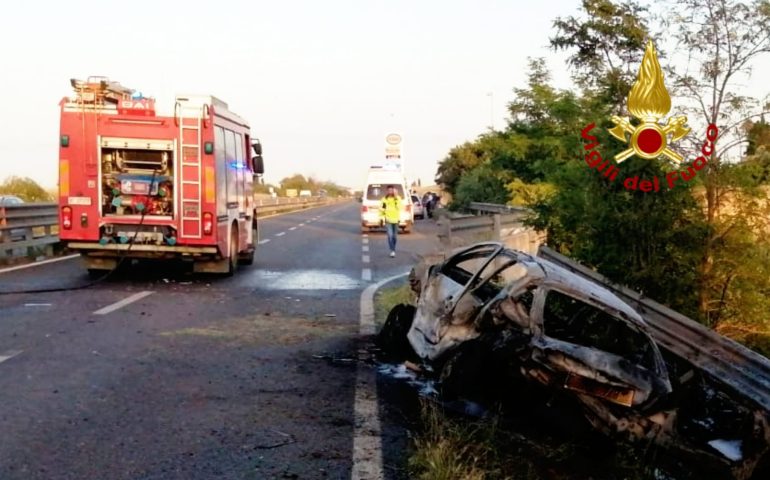 Elmas, spaventoso incidente sulla 130: scontro fra tre auto poi l’incendio. Ferito un conducente