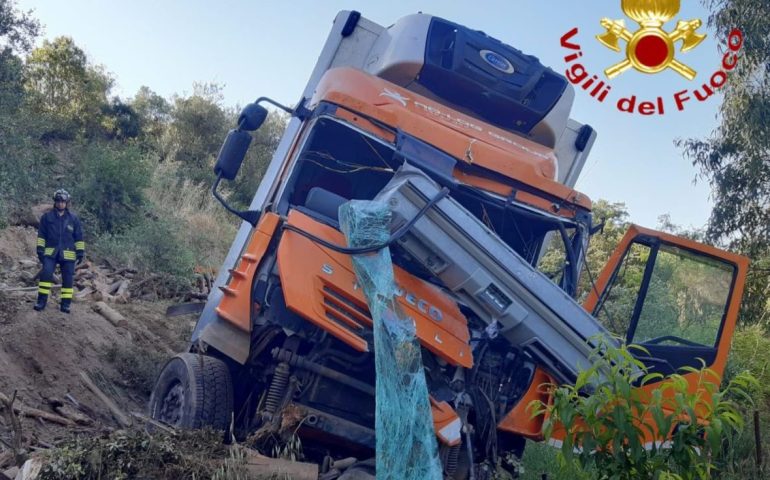 Sardegna, camion frigo precipita in un dirupo sulla SS 125: un ferito trasportato in ospedale