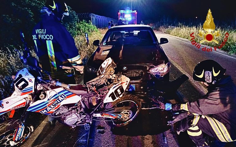 Sardegna, auto tampona una moto: feriti gravemente due ragazzi di 20 anni