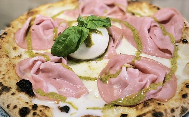 Pizza con le polpette o con pesto di pistacchio, mortadella, burrata e olio al tartufo: Su Forru, nuova pizzeria contemporanea