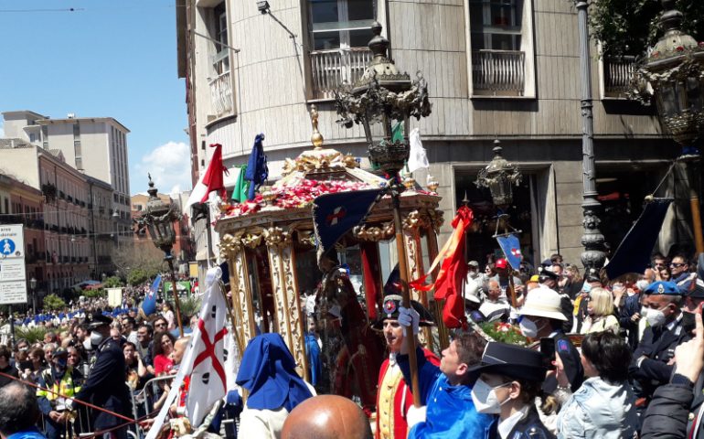 Sant’Efisio esce da Stampace e trova l’abbraccio dei suoi fedeli nel cuore della città