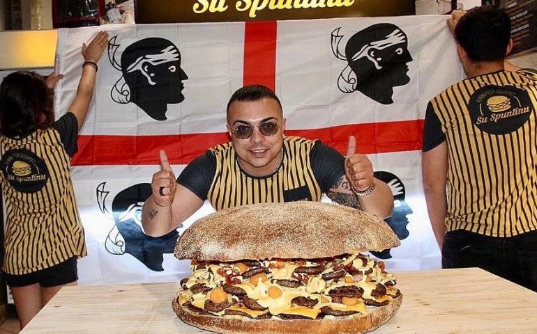A Cagliari arriva “Man vs Food”: Su Spuntinu lancia la sfida del panino da 30 kg