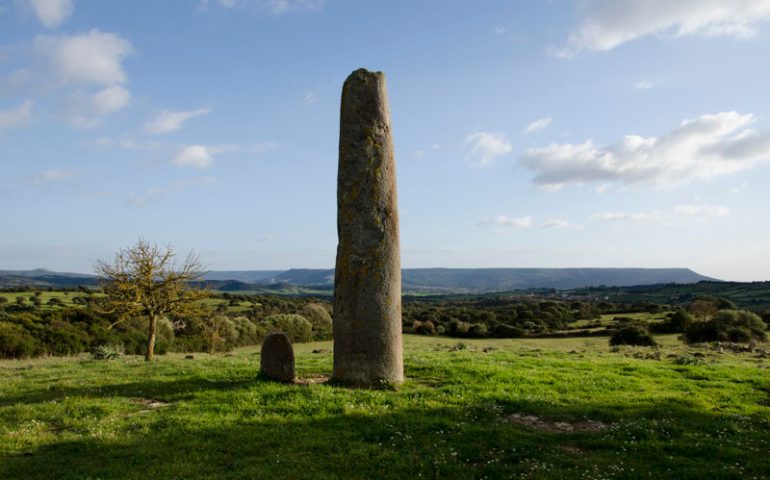 In Sardegna c’è un menhir che è uno dei più alti d’Europa: sapete dove?