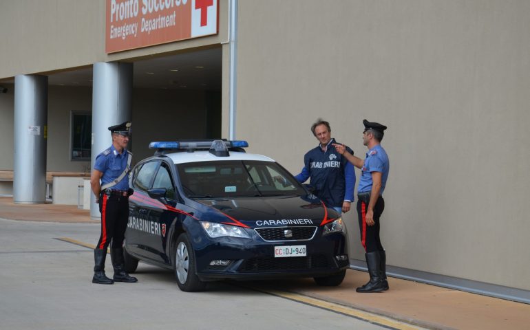 Cagliari, volontario dell’ambulanza ruba telefonino e bancomat alla signora soccorsa: denunciato
