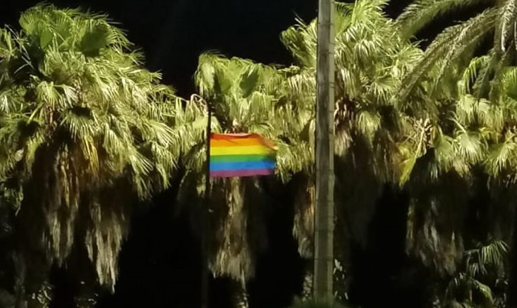 Quartu, nella notte torna a sventolare la bandiera arcobaleno: grazie allo sconosciuto che ha compiuto questo gesto di civiltà