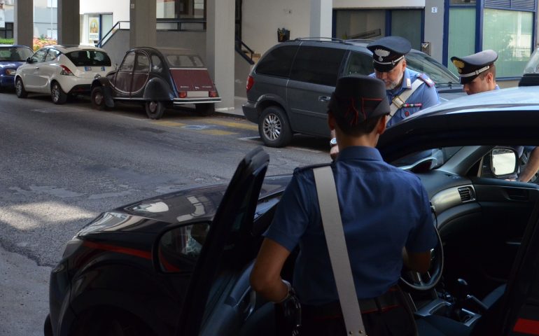 Sardegna, alla guida sotto effetto di alcool e droga si ribalta e colpisce un’auto: 50enne denunciato