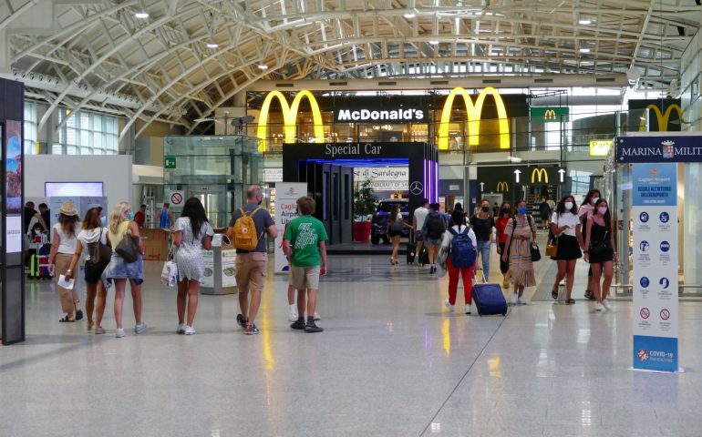 FOTO SOGAER-aeroporto-cagliari-PASSEGGERI PARTENZE