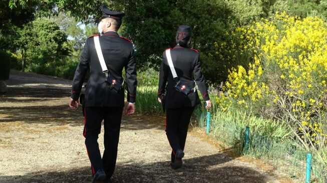 Sardegna, pensionato cade a terra e resta sotto il sole per ore: soccorso dai carabinieri