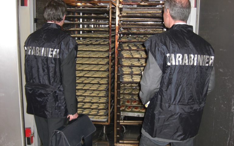 Muffe e blatte nel deposito alimenti: chiuso un panificio a Cagliari