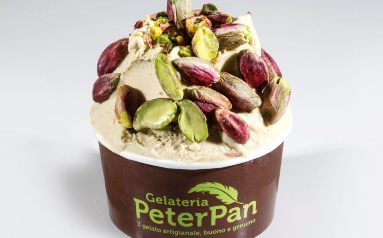 Cagliari, Peter Pan makes the trio: pistachio ice creams, Captain Hook and Pardula land in via Dante