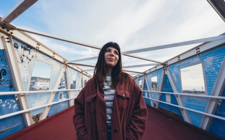 Esce “Nnsnqua”, il nuovo brano introspettivo della cantante cagliaritana Valucre