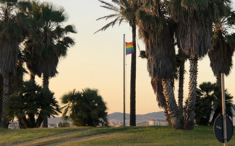 Quartu, la bandiera arcobaleno torna a sventolare al Poetto: il gesto anonimo di civiltà dopo l’atto di vandalismo