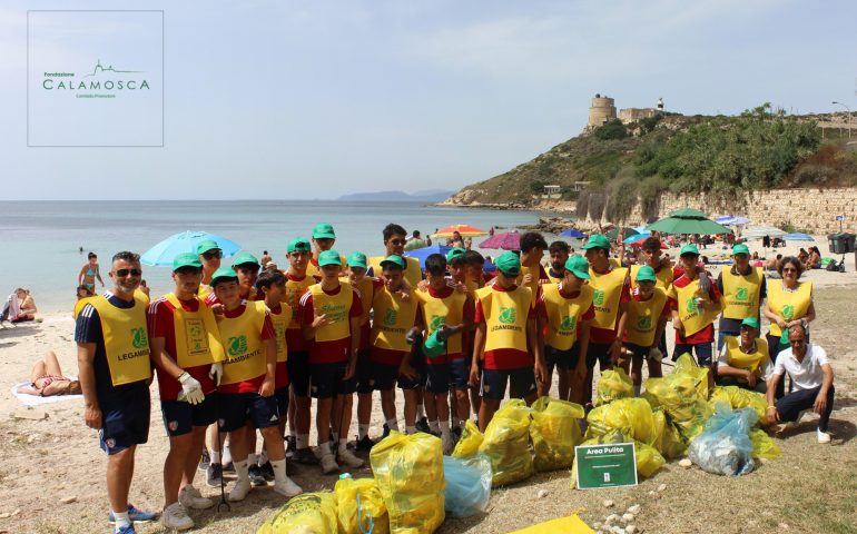 Cagliari Calcio, Legambiente e Ristorante Calamosca insieme per ripulire la spiaggia all’ombra del Faro