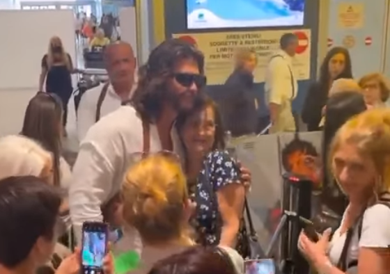 L’attore Can Yaman arriva a Cagliari, tra il delirio delle fans in aeroporto: ecco perchè si trova in Sardegna