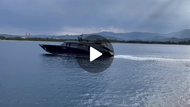 (FOTO E VIDEO) Sardegna, lo spettacolare yatch di Roberto Cavalli nelle acque ogliastrine