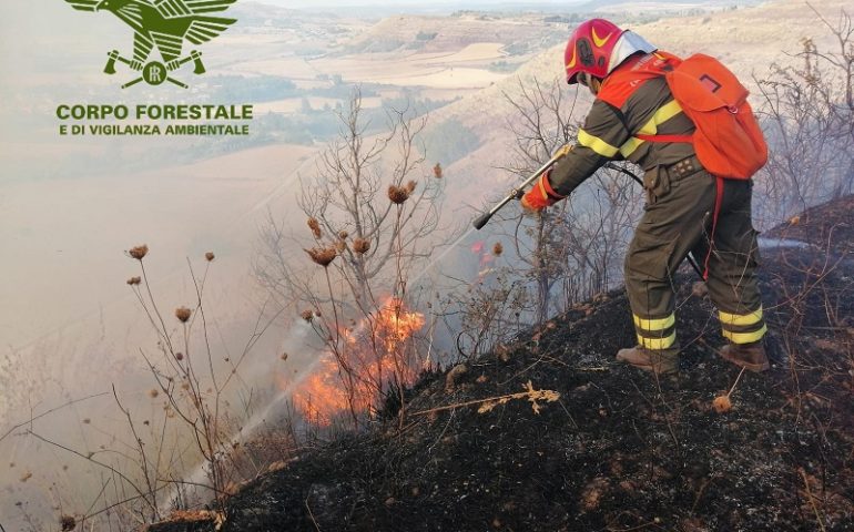 Sardegna assediata dagli incendi in questo sabato: sono ben 9 i roghi spenti con i mezzi aerei