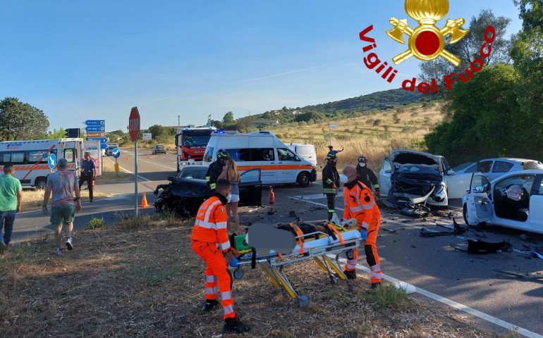 Sardegna, grave incidente con 4 auto coinvolte: diverse persone ferite