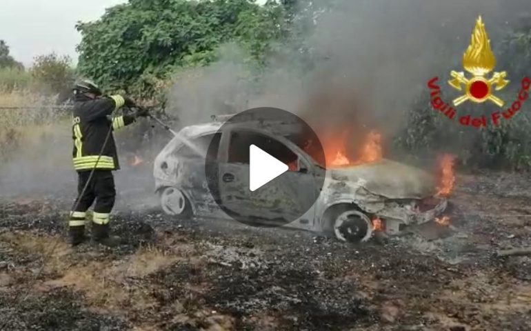 (VIDEO) Diversi incendi si sono sviluppati nell’hinterland di Cagliari: in fiamme anche un’auto