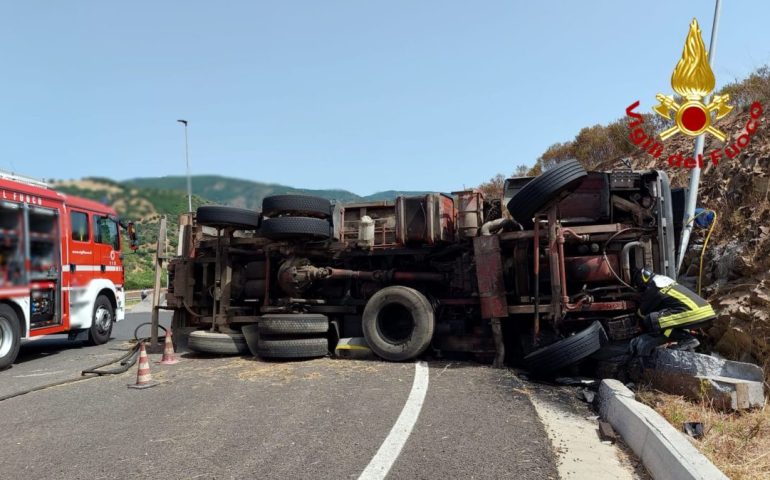 Incidente sulla 125: autocarro si ribalta, giovane camionista in elicottero all’ospedale