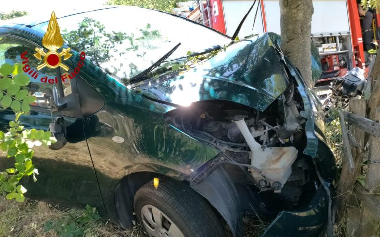 Sardegna, auto esce fuori strada e si schianta su un albero: una donna ferita