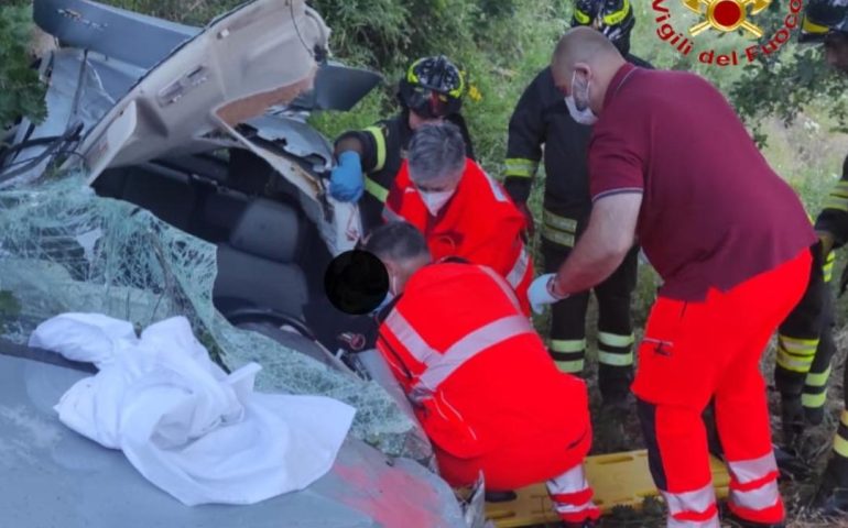 Sardegna, auto esce fuori strada e finisce in un dirupo: un ferito grave trasportato in elisoccorso