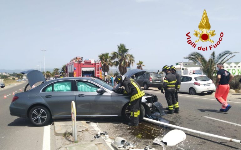 Quartu Sant’Elena, violento schianto di un’auto contro un lampione sulla litoranea del Poetto