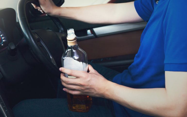 Beve whisky alla guida e si schianta contro un’auto sulla SS 131 in diretta su Facebook: ora rischia l’arresto