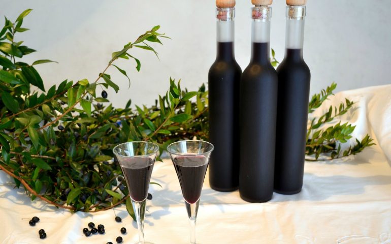 Come fare in casa il liquore di mirto, uno dei digestivi sardi più amati? A voi la ricetta