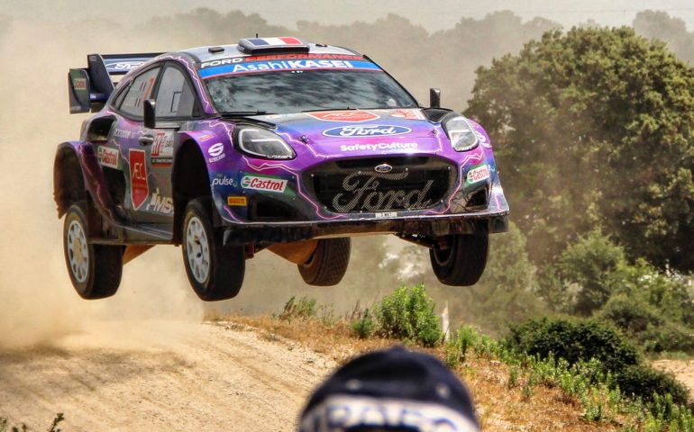 (FOTO) Spettacolo e adrenalina al Rally Italia Sardegna: le immagini del leggendario salto di Monte Lerno