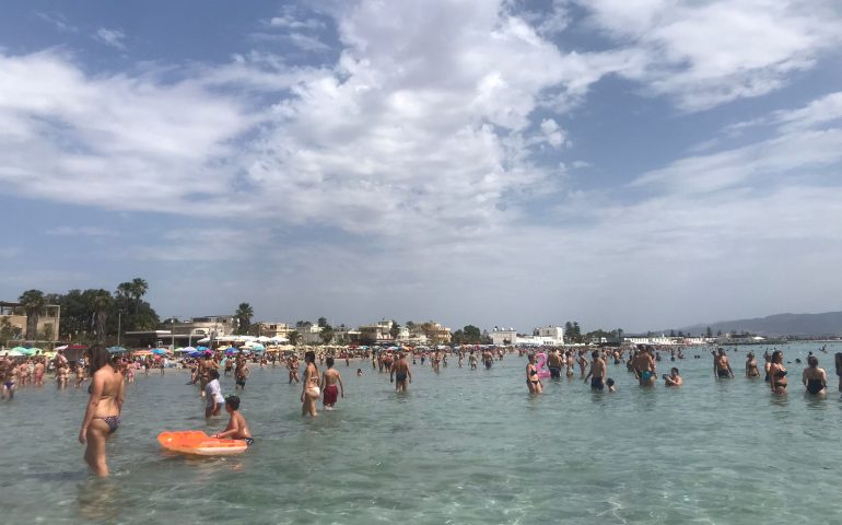 (FOTO) Il gran caldo e il caro benzina fanno “esplodere” il Poetto: è un sabato da tutto esaurito