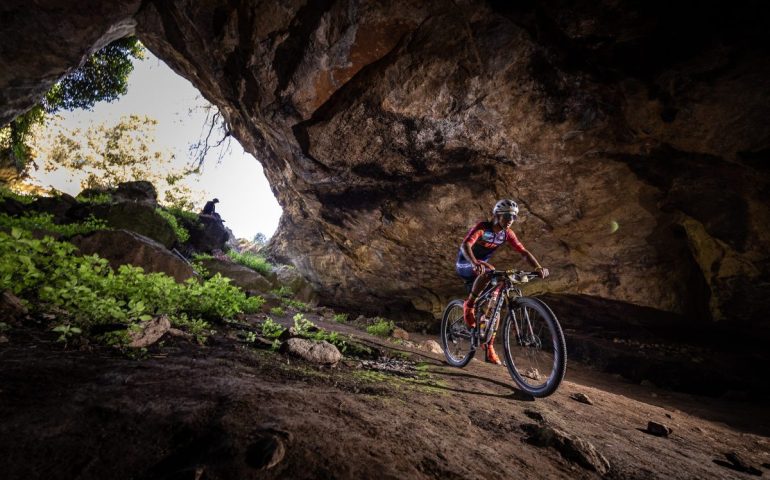 (FOTO) Rally di Sardegna MTB, Mitiadis si esalta ma Arias mantiene la leadership. Fasolis prima tra le donne