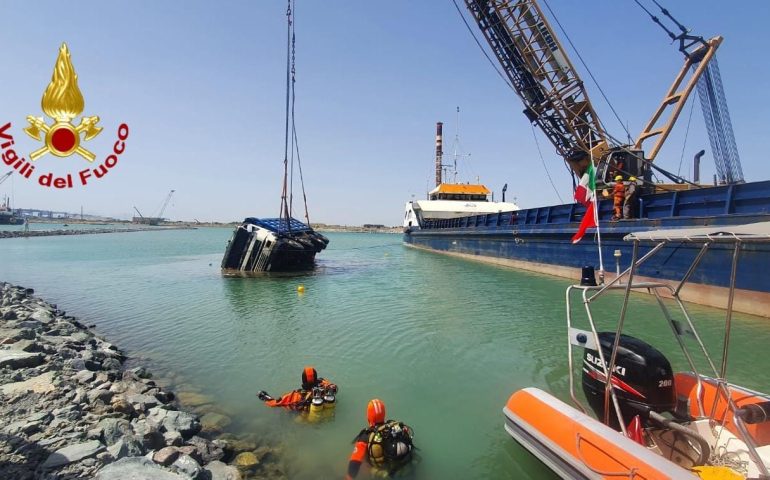 Cagliari, recuperato il camion precipitato in mare a Giorgino. Nell’incidente ha perso la vita Pasquale Piras