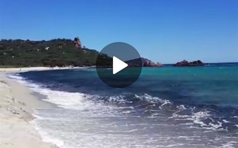 (VIDEO) Sardegna, spiaggia di CEA: neanche il vento che agita il mare riesce a scalfirne la bellezza